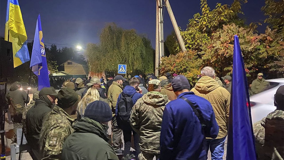 Протестные выходные: близ Киева активисты пикетируют дома Порошенко и Зеленского