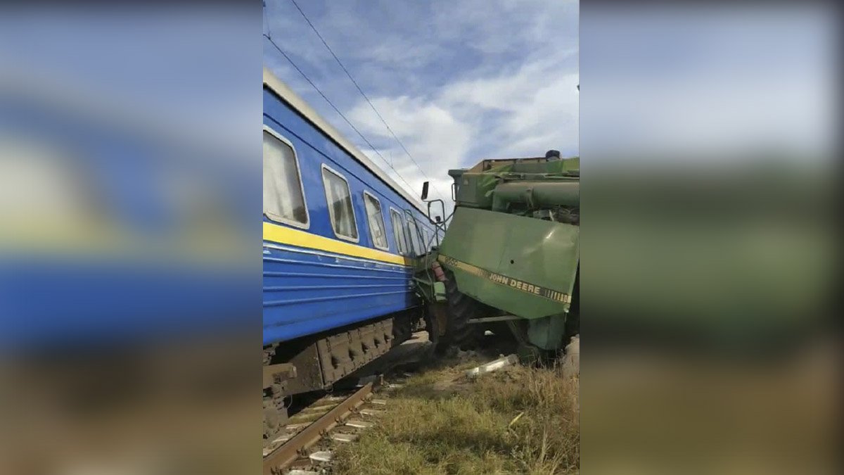 Под Киевом в пассажирский поезд врезался комбайн