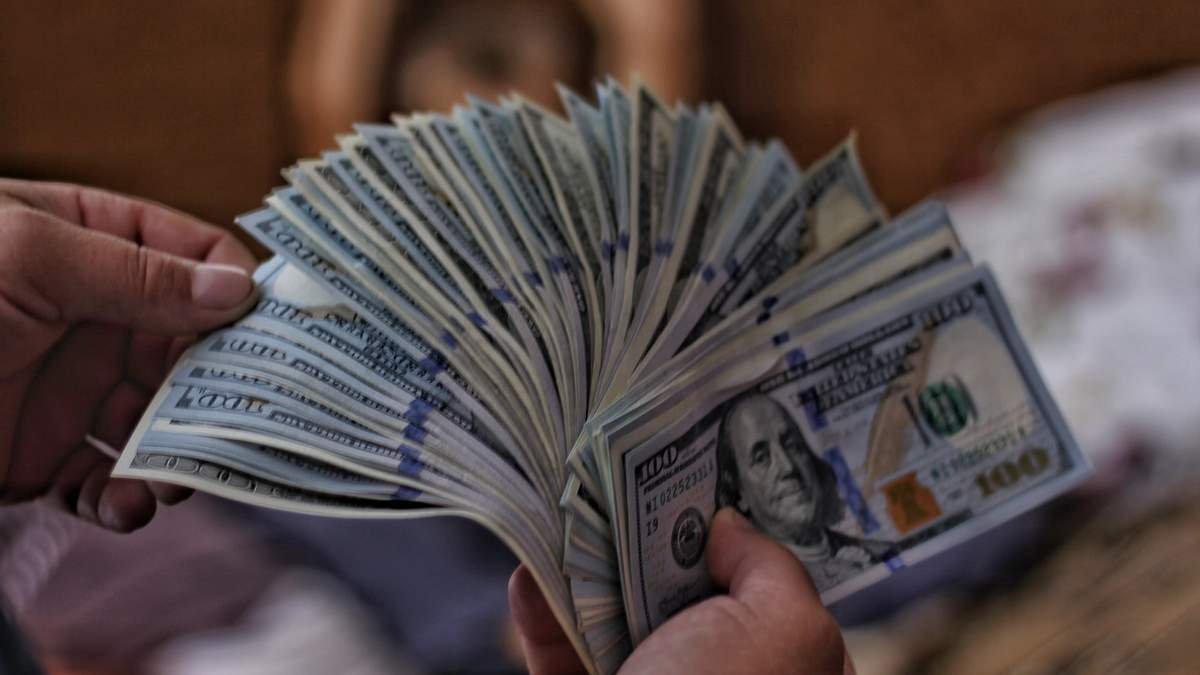 В Украине двое мужчин продавали поддельные стодолларовые купюры с 50 % скидкой