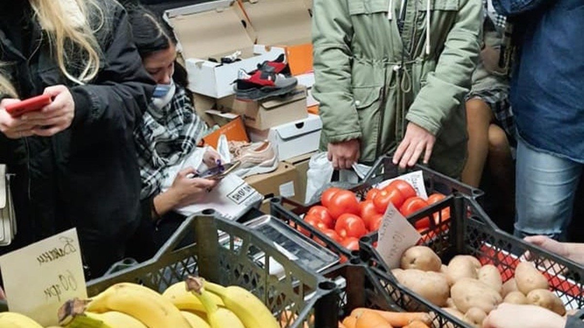 В Киеве в вагонах метро стригли пассажиров и продавали овощи