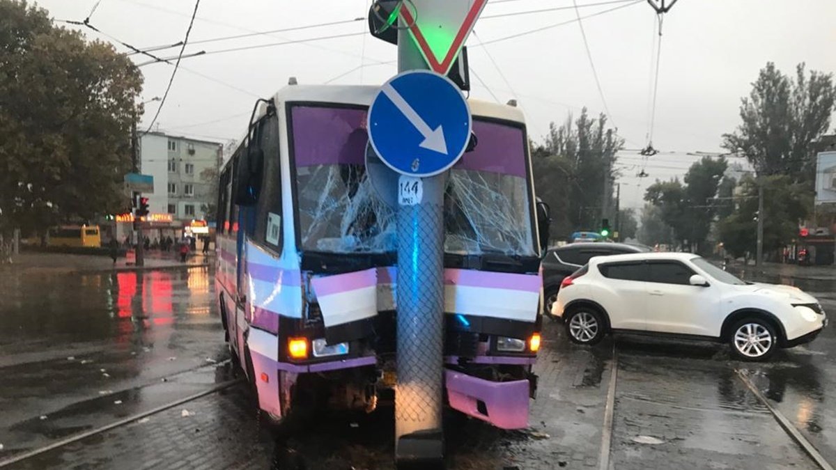 В Одессе у автобуса отказали тормоза и он врезался в столб: пострадали 9 человек