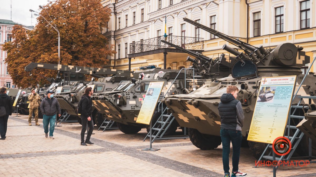 Оружие, беспилотники и боевые роботы: в центре Киева проходит выставка «Цифровое будущее армии»