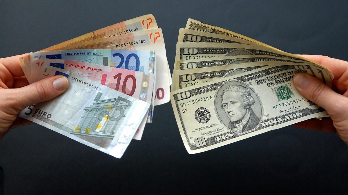 Курс валют на 14 октября в Украине: доллар держит позицию, евро подорожал