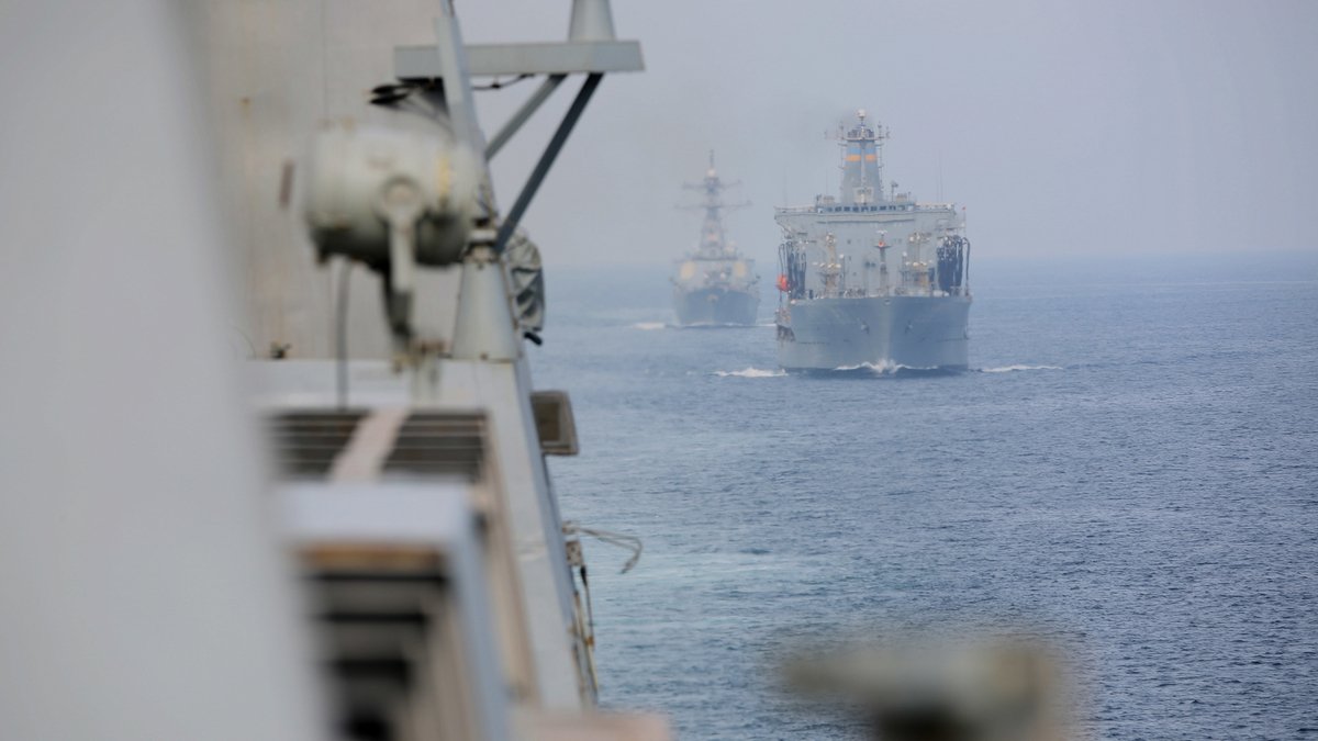 Корабль ВМС, потерпевший бедствие в Чёрном море, буксируют в порт Одессы