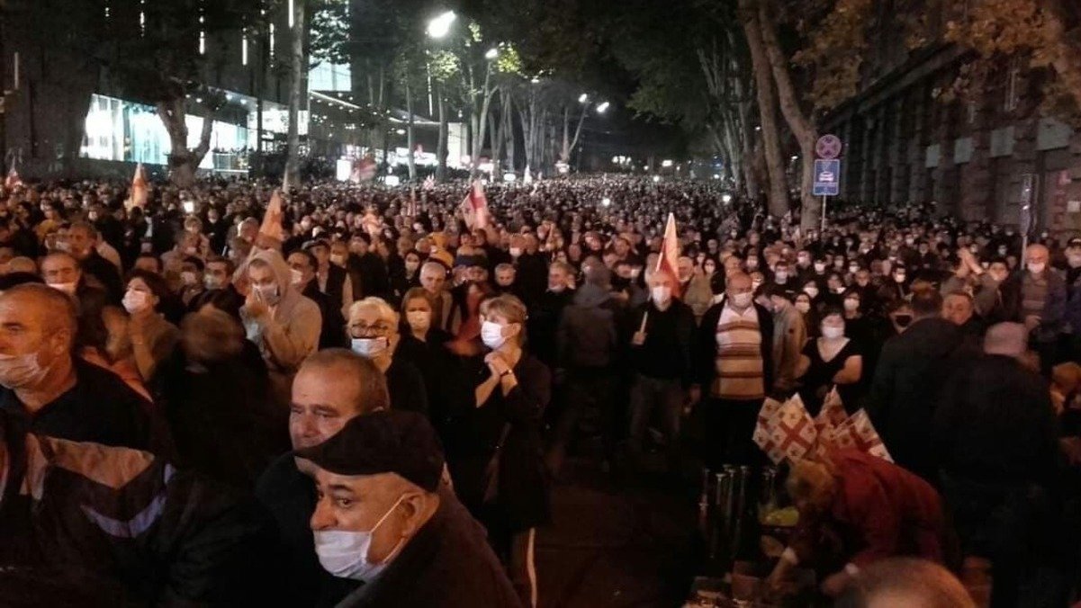 В Грузии тысячи людей вышли требовать освобождения Саакашвили