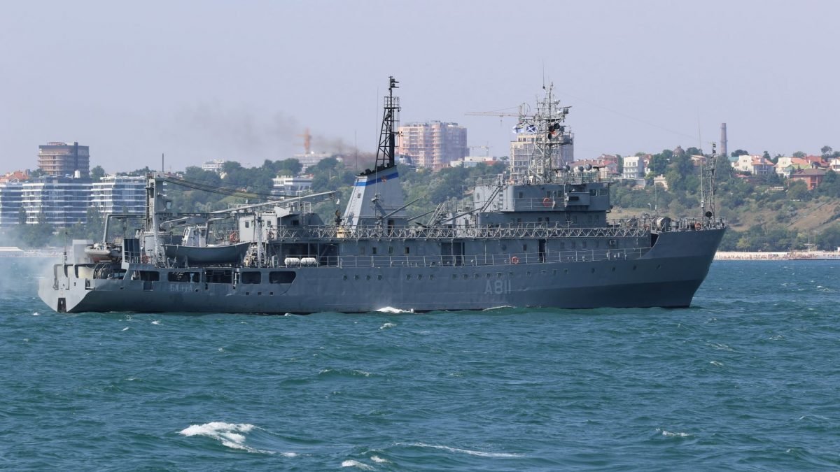 Корабль ВМС, потерпевший бедствие в Чёрном море, вернулся на базу в Одессу: видео повреждений