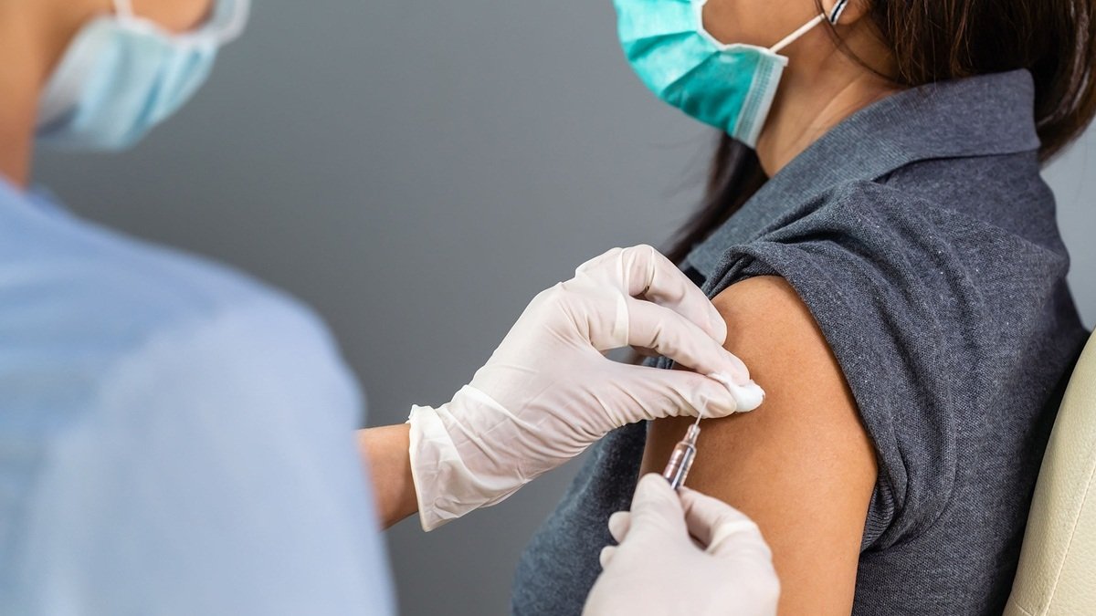 Чи будуть в Україні щепити третьою дозою вакцини від коронавірусу