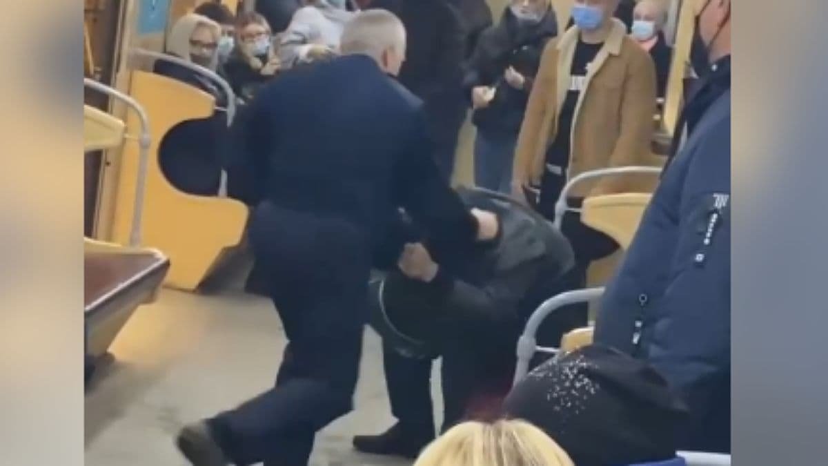 В метро Харькова машинист избил пассажира: разлил пиво в вагоне и хамил