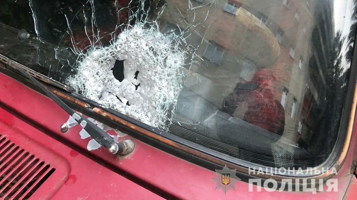 В Черновцах мужчина обстрелял автомобиль: ранены два человека
