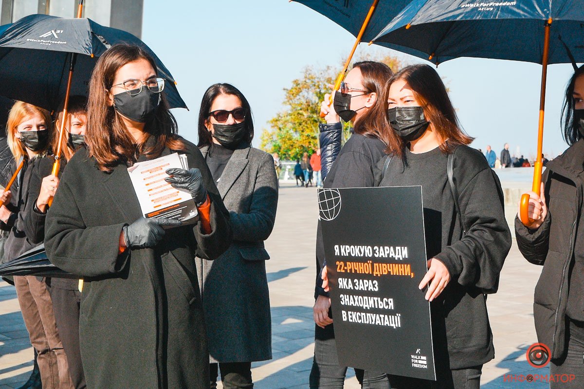 Украинцы под чёрными зонтиками протестовали в центре Киева против работорговли
