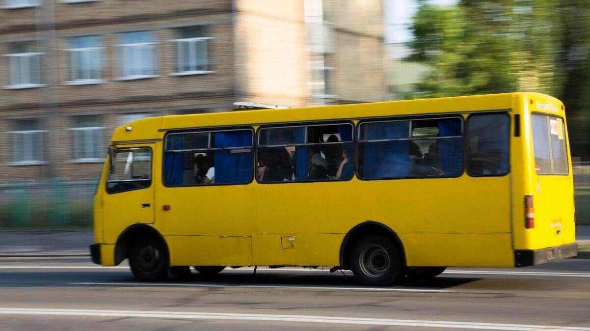 В Киеве обстреляли маршрутку: ранен водитель