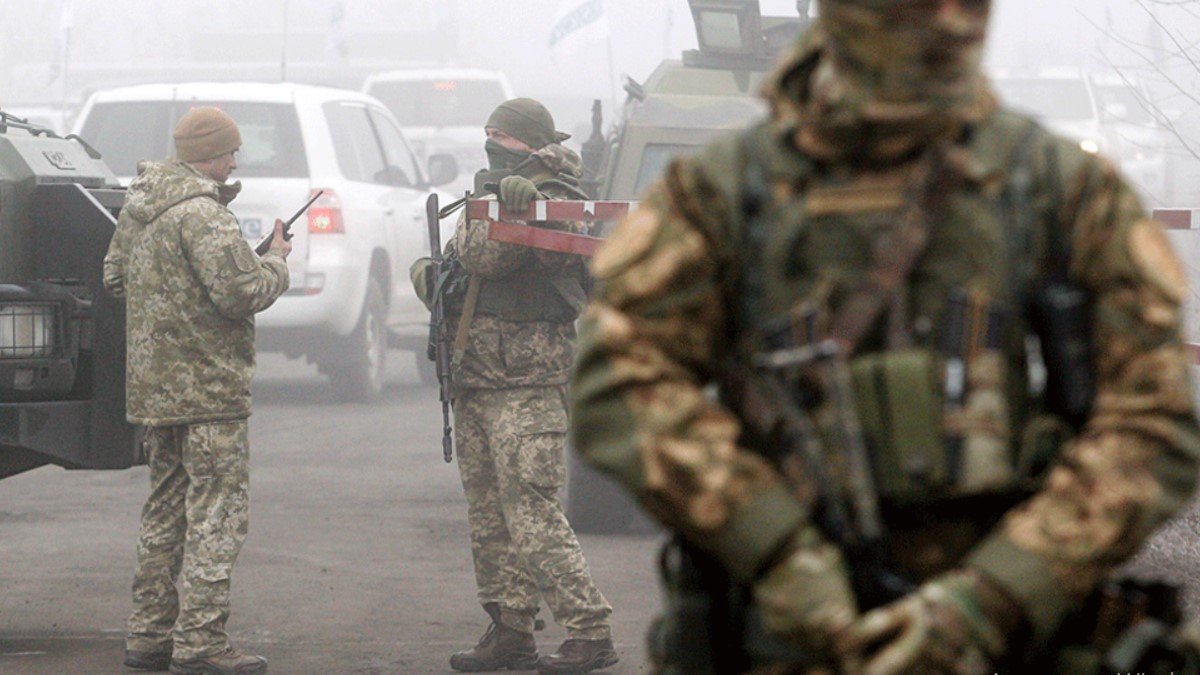 На Донбассе оккупанты не выпускают двух представителей миссии ОБСЕ и требуют освободить боевика