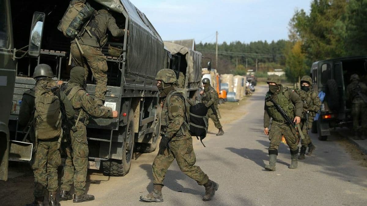 Польша почти вдвое увеличила количество военных на границе с Беларусью