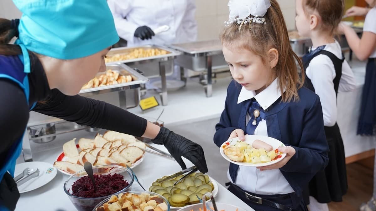 У шкільних їдальнях по всій Україні пройшли раптові перевірки: перші результати і порушення