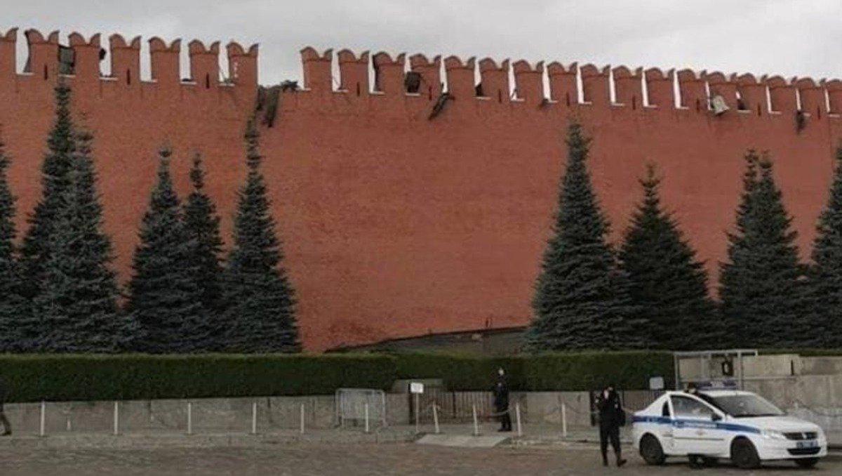 У Кремлі штормовий вітер зніс шматок стіни