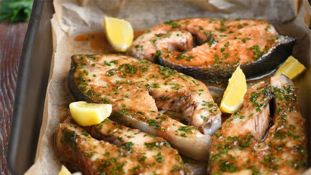 Рыба, запечённая в сметанном соусе в духовке: простой рецепт - Лайфхакер