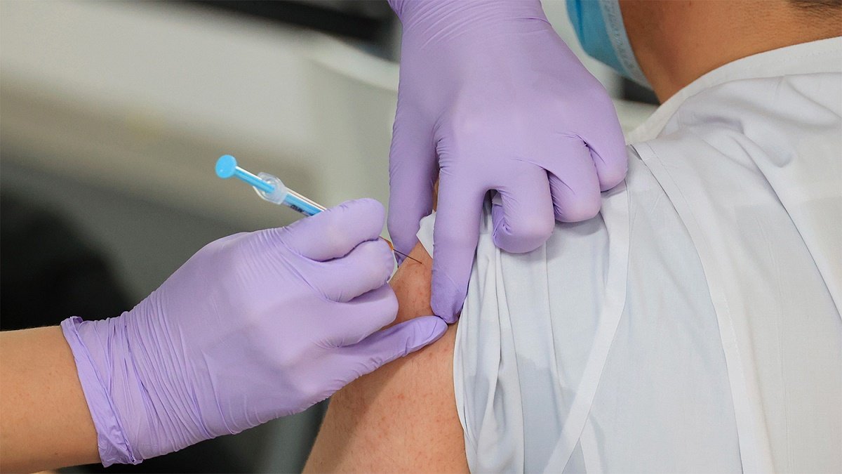 Кому в Україні можуть відмовити у вакцинації від коронавірусу