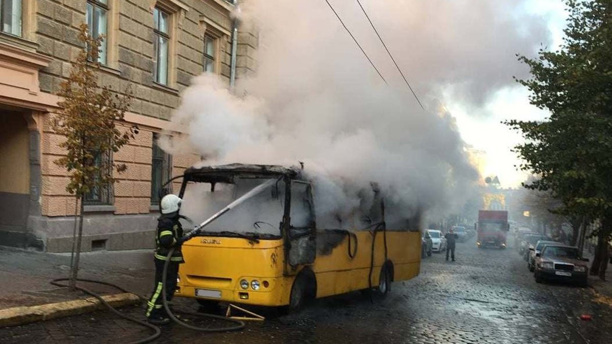 В Черновцах возле областной администрации загорелся автобус с пассажирами