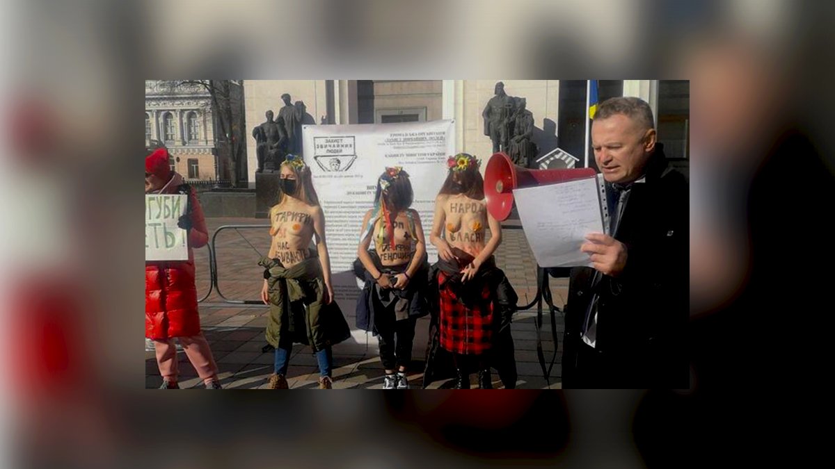 У Києві під Радою дівчата оголили груди, вимагаючи припинити "тарифний геноцид населення"