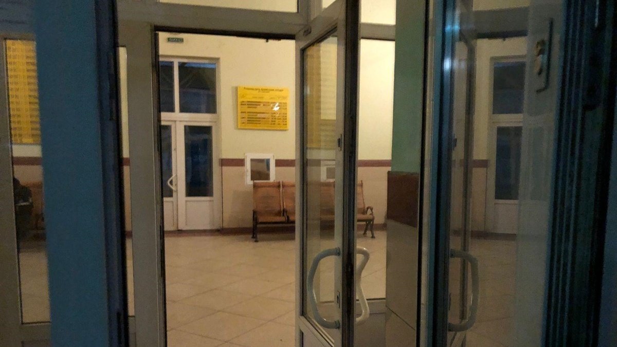 Избил и ограбил женщину-кассира: на Закарпатье парень разгромил железнодорожный вокзал