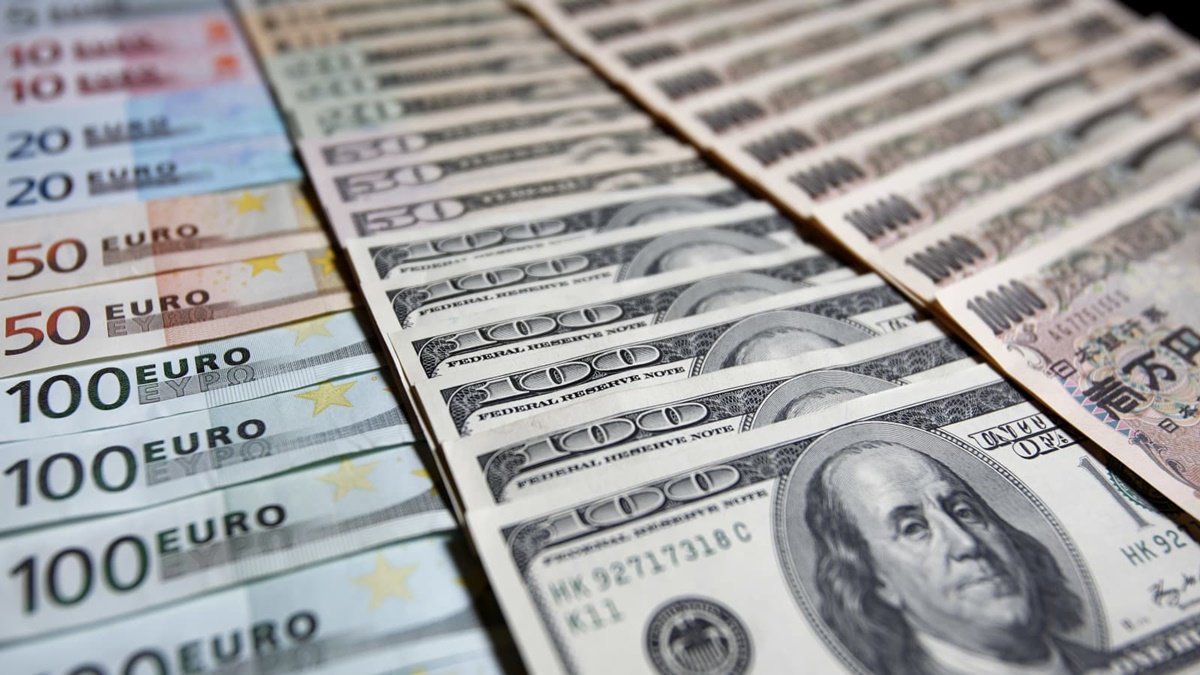 Доллар подешевел, что с евро: курс валют на 29 октября в Украине