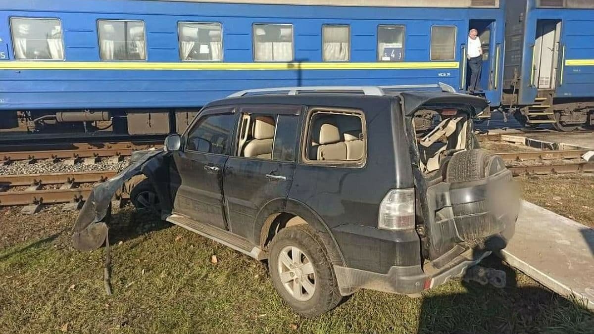 В Харьковской области на переезде Mitsubishi врезался в пассажирский поезд: один человек в больнице