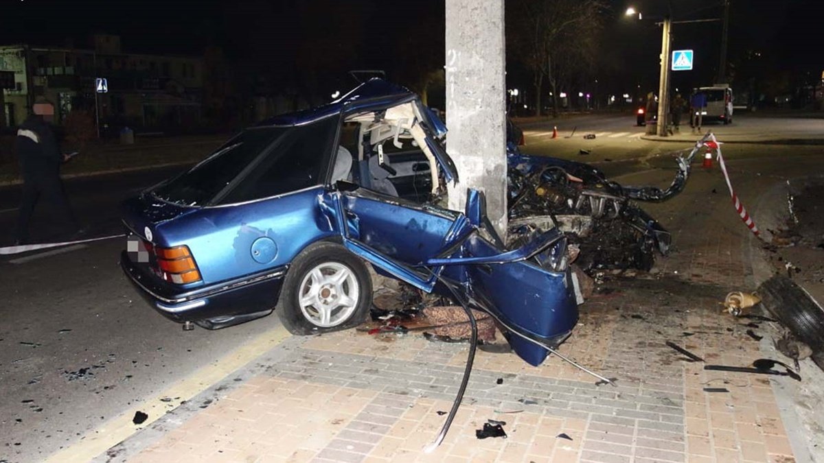 Под Киевом пьяный полицейский на Ford влетел в столб: погиб 19-летний парень