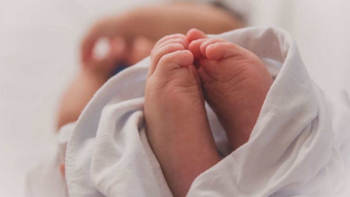В Тернопольской области на территории заброшенного молокозавода нашли новорождённого мальчика, завёрнутого в пакет