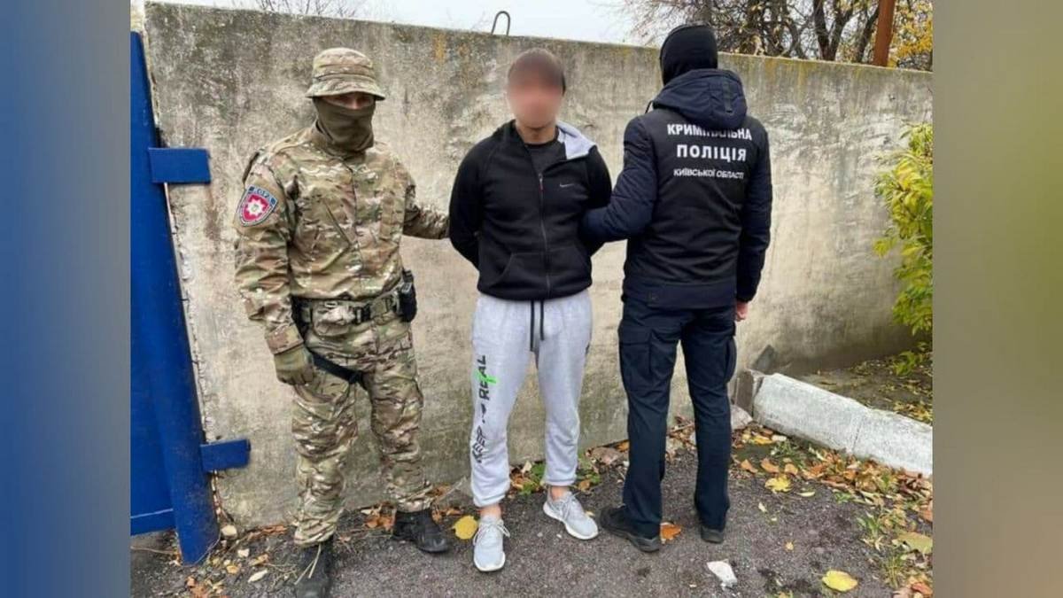 Врывались в дома, связывали хозяев и выносили наличку: в Киевской области задержали банду вооружённых грабителей из РФ
