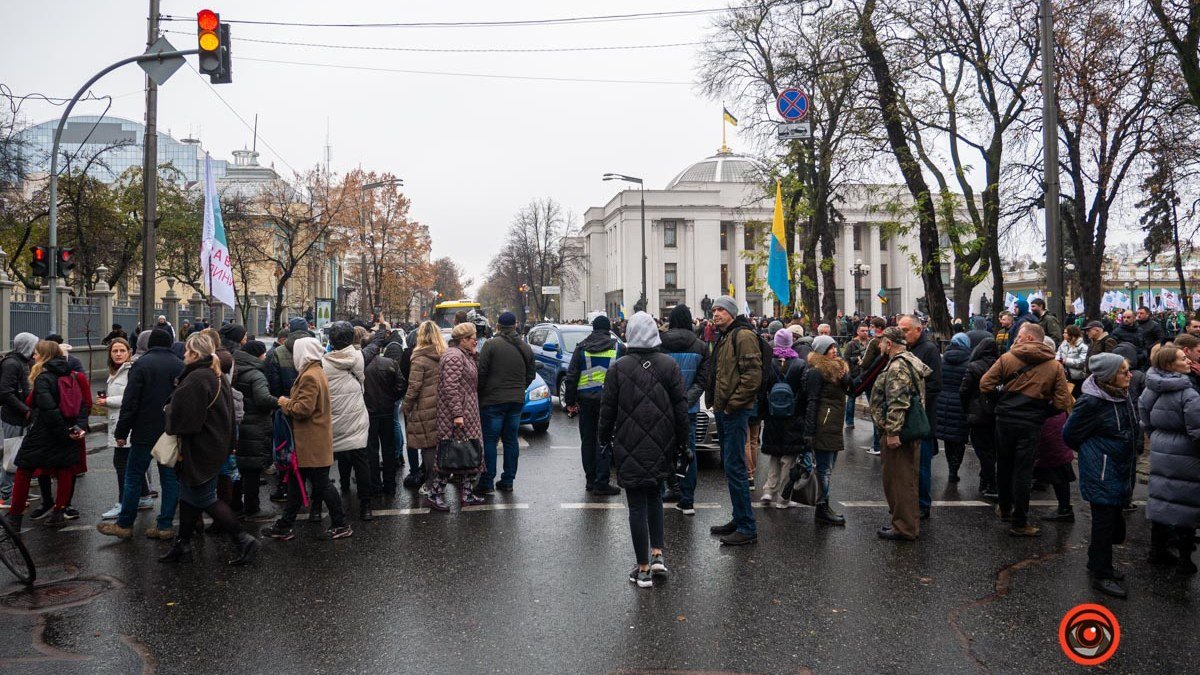 Врач-инфекционист не могла попасть в больницу к пациентам с COVID из-за того, что антивакцинаторы перекрыли дороги в Киеве