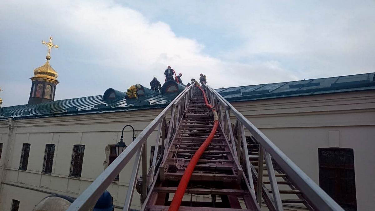 Пожар в Киево-Печерской лавре в Киеве: горит мастерская по росписи икон