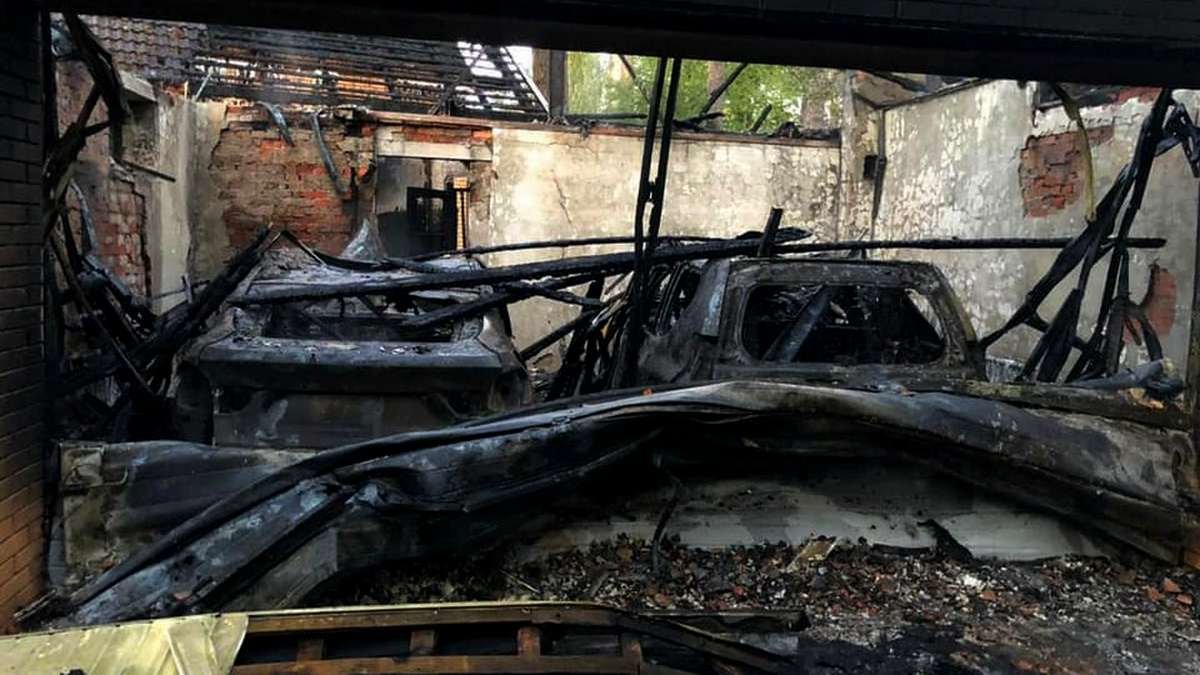 Под Киевом TikTok-блогеру сожгли дом и гараж с двумя машинами. На допросе поджигатели сказали, что «перестарались»