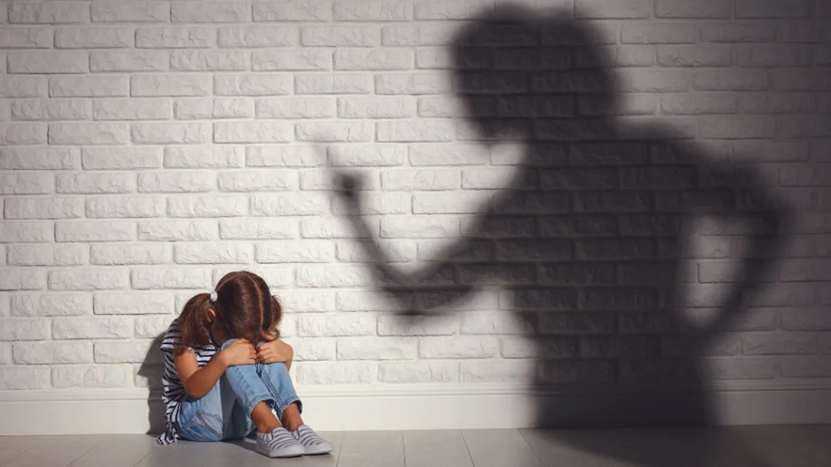 Як дитині, яка страждає від домашнього насильства, отримати допомогу, якщо вона боїться батьків