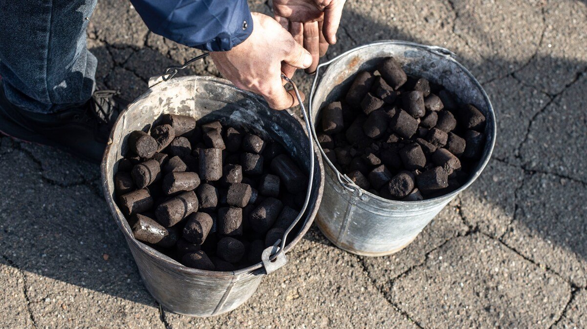 Українські військові та волонтери «Червоного Хреста» доставили вугілля мешканцям непідконтрольної Старомаріївки