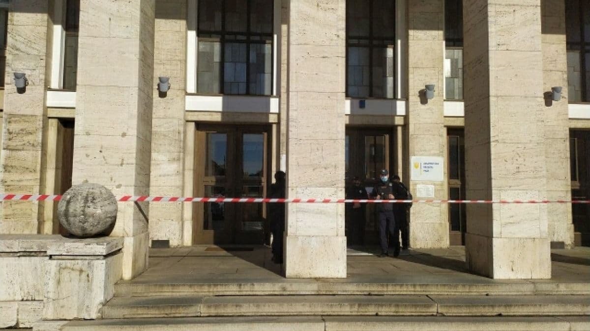 На Закарпатье «заминировали» облсовет: депутаты отказались покидать здание