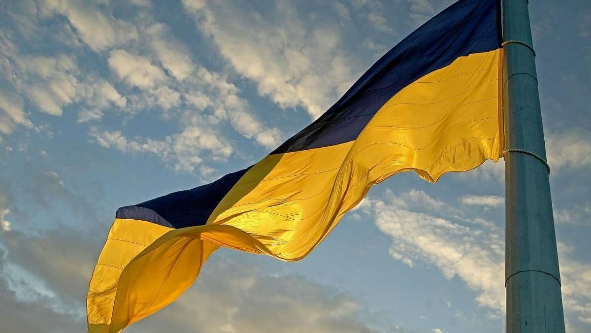 В Киеве спустили самый большой флаг Украины: причина