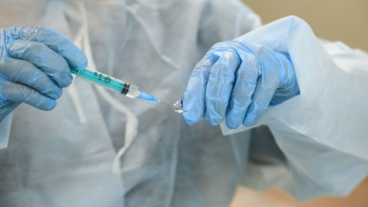 Украинцам с противопоказаниями к COVID-вакцинации начнут выдавать справки: как она выглядит и как её получить