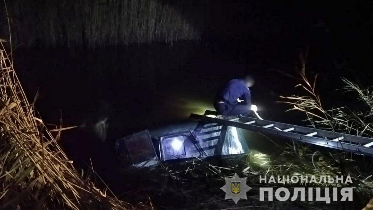 В Одесской области УАЗ упал с дамбы в реку: водитель утонул
