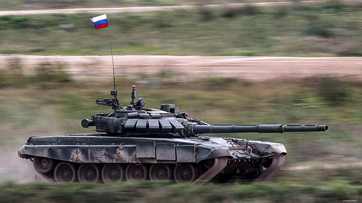 Россия начала стягивать танки к границе с Украиной – Bloomberg