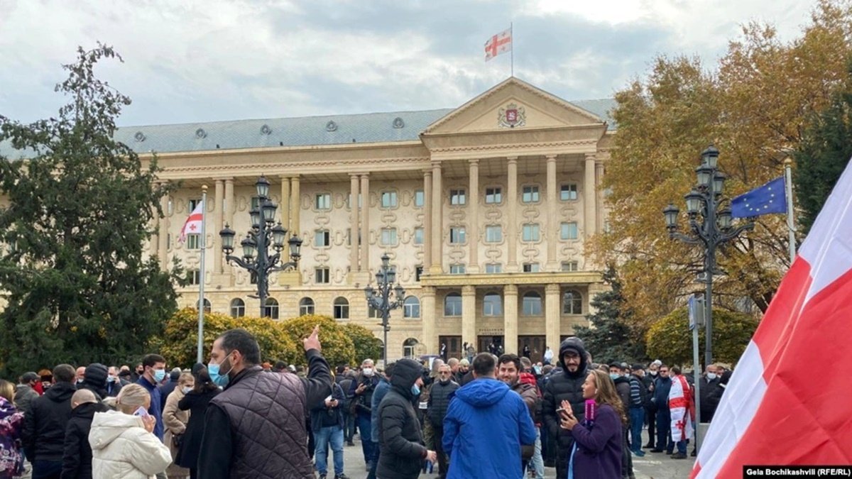В Тбилиси сотни людей требуют перевести Саакашвили в больницу: 46 человек задержаны