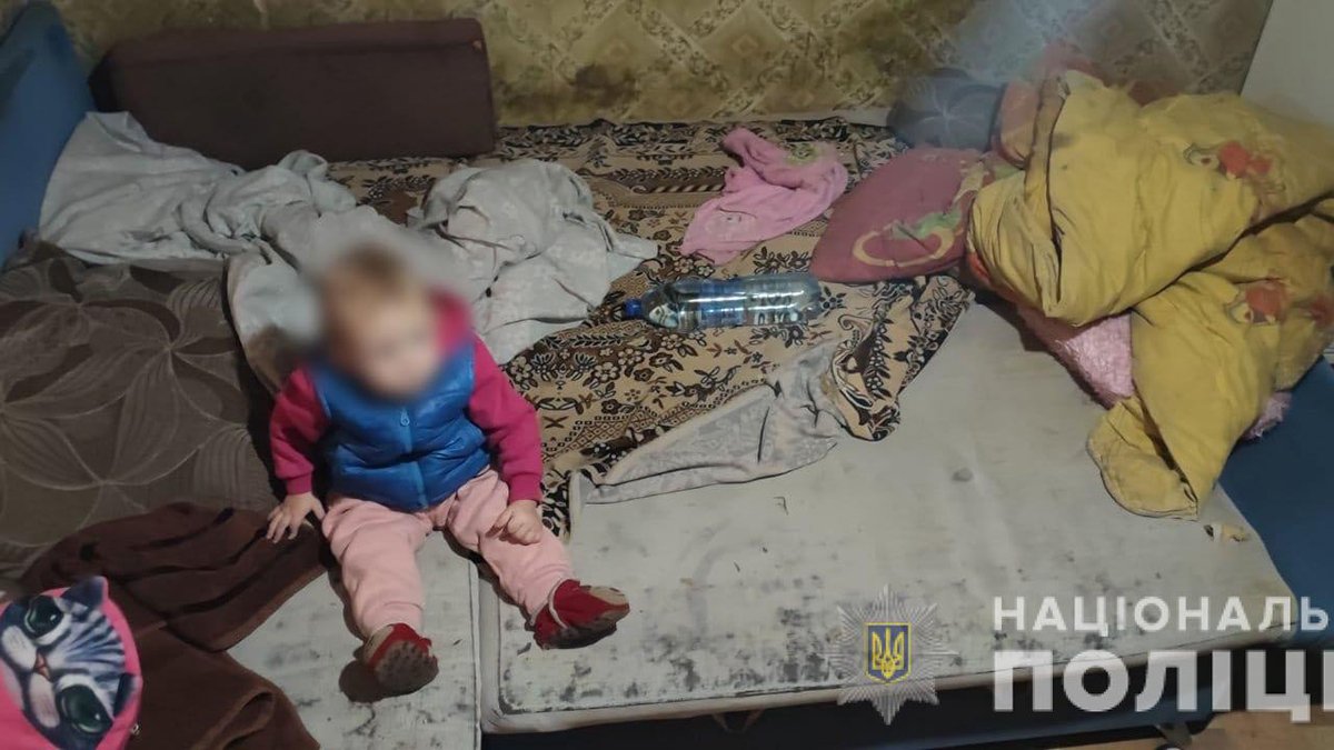 В Харькове пьяная уронила дочку, когда перебегала дорогу. Видео слили в сеть – оно дошло до полиции