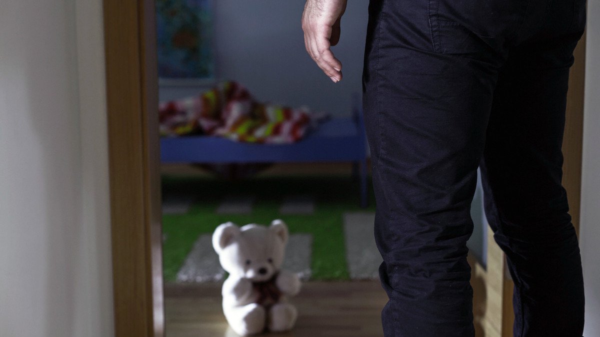 На Рівненщині 13-річна дівчинка, яку зґвалтував її вітчим, народила від нього дитину