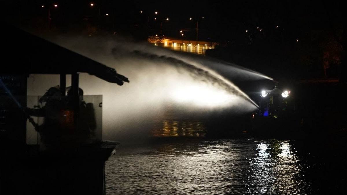 В Киеве загорелся ресторан на воде: его тушили с помощью катеров
