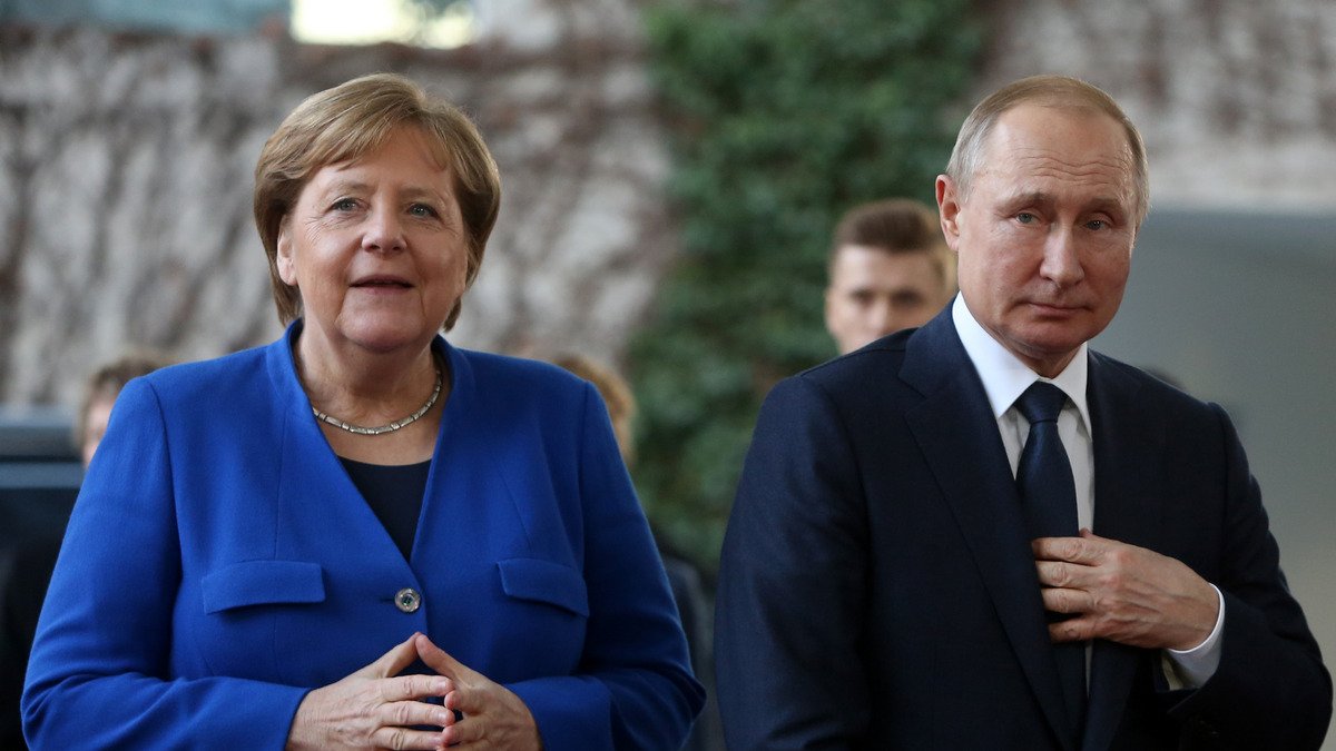 Путин пожаловался Меркель на Украину и США