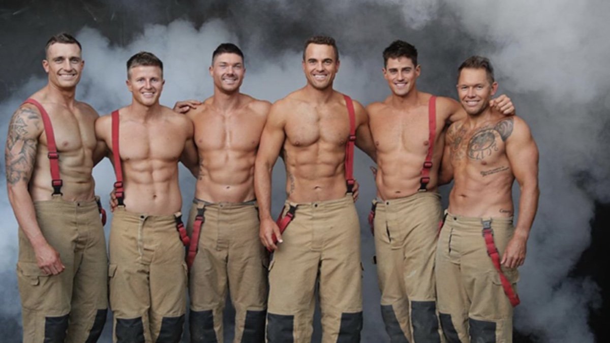 Австралийские пожарные поучаствовали в откровенной фотосессии для календаря на 2022 год