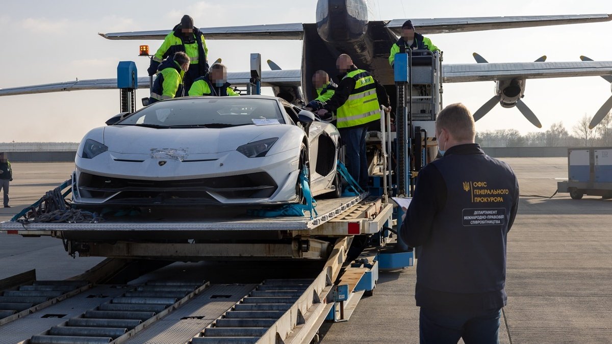 Україна вислала до Німеччини речові докази на 1 мільйон євро: Lamborghini і Rolls Royce проходять у справі про шахрайство