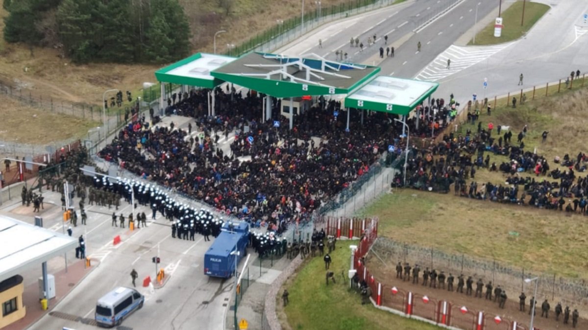 Мигранты на границе с Польшей ломают заграждения и заходят на территорию пропускного пункта «Брузги»