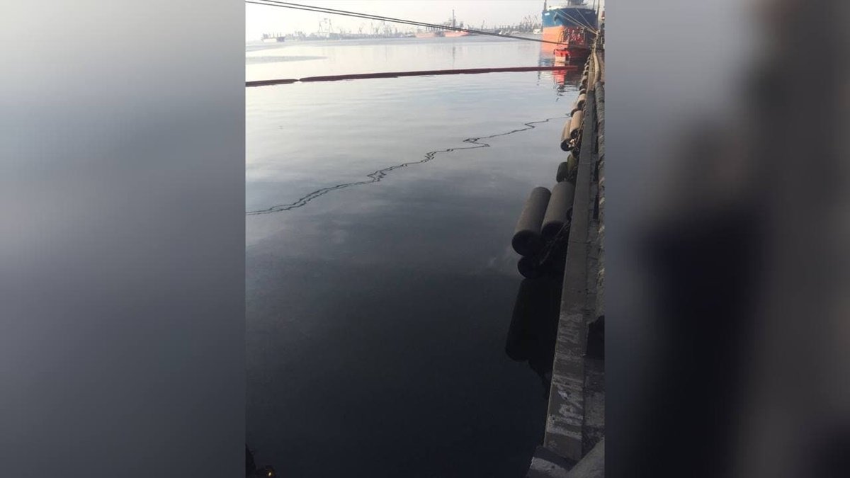 В порту Николаева аварийная ситуация: из судна в воду вылилось растительное масло