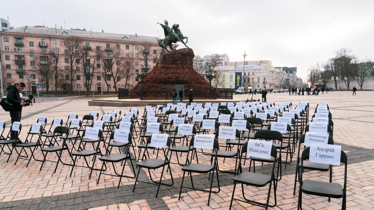 “Порожні стільці” — у Києві в день ув’язнених авторів нагадали про політв'язнів Кремля