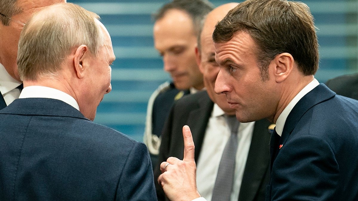 Президент Франции Макрон заявил Путину о своём намерении защищать Украину